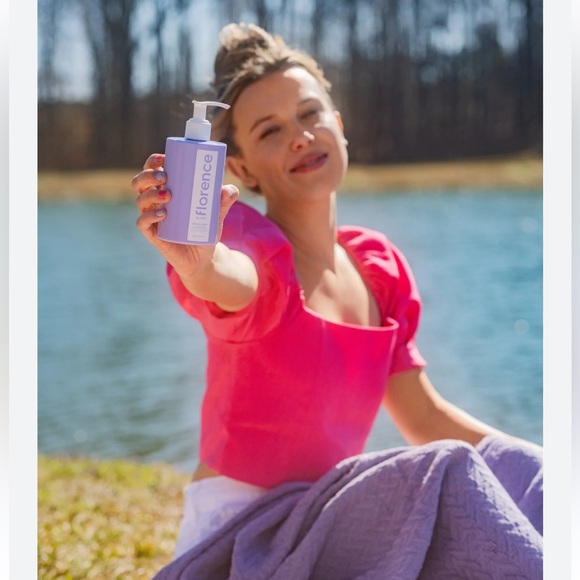 🎉 3 for $30 🎉 Florence By Mills Mirror Magic Illuminating Moisturizer - Picture 2 of 4